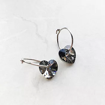 Bilde nummer 3 av Blomdahl, Øredobber i medisinsk titan med sort Swarovski krystall
