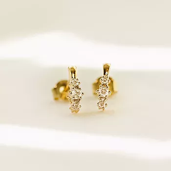 Bilde nummer 3 av Nora diamantøredobber i 375 gult gull 0,16 ct