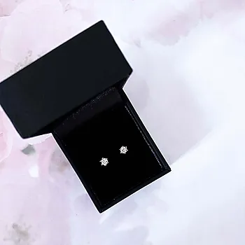 Bilde nummer 3 av Olivia øredobber i 585 gult gull med diamant 0,40 ct