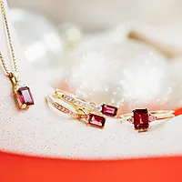 Bilde nummer 5 av Michelle diamantsmykke i 585 gult gull 0,06 ct med rhodolitt