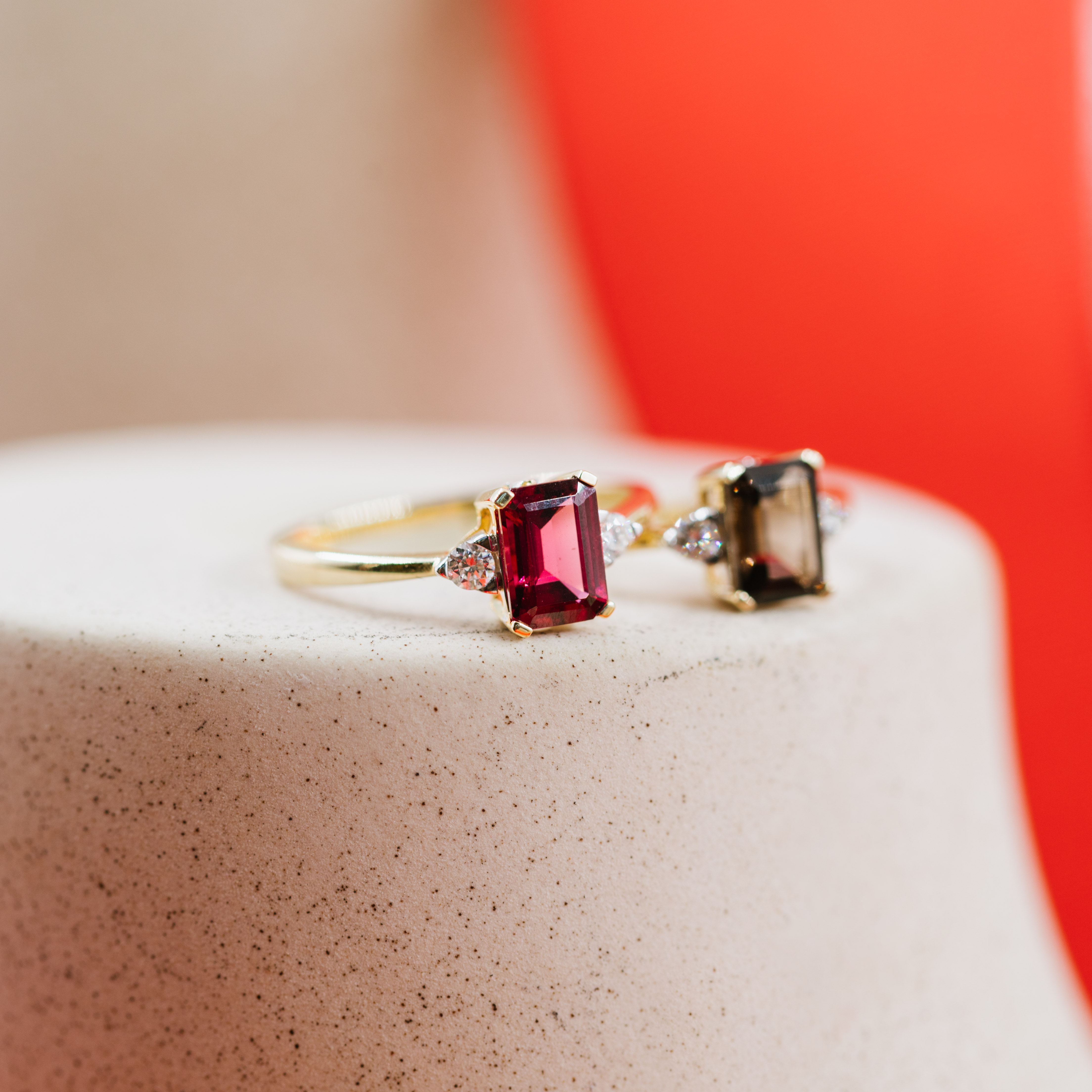 Bilde nummer 3 av Michelle diamantring i 585 gult gull med diamanter 0,10 ct og rhodolitt