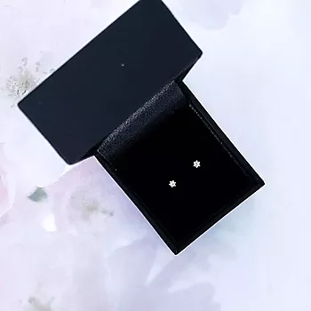 Bilde nummer 3 av Olivia øredobber i 585 hvitt gull med diamant 0,10 ct