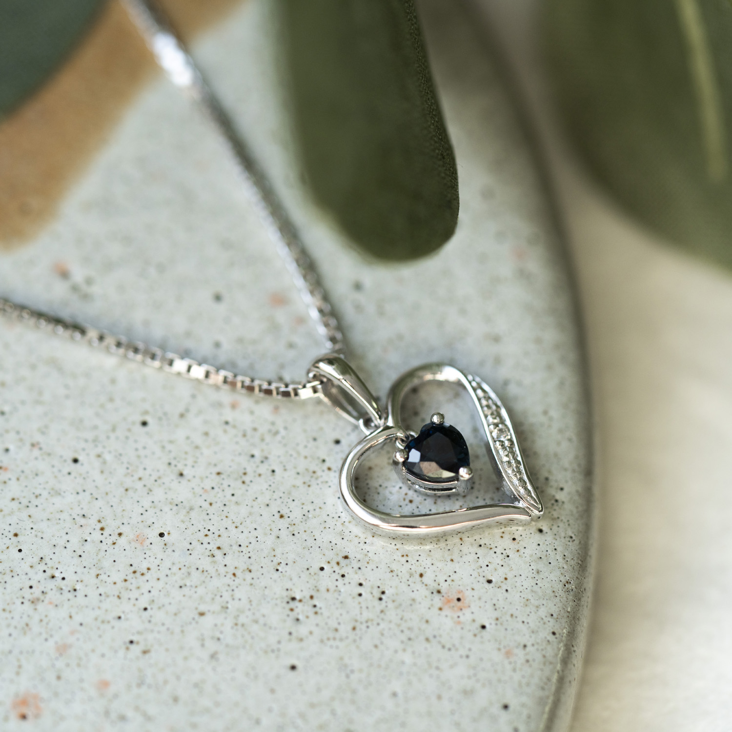 Bilde nummer 3 av Pan Jewelry, Anheng i 585 hvitt gull med diamant 0,005 ct og safir