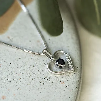 Bilde nummer 3 av Pan Jewelry, Anheng i 585 hvitt gull med diamant 0,005 ct og safir