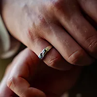Bilde nummer 3 av Ring i 925 sølv med sorte stener