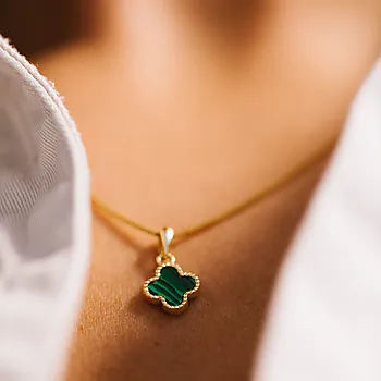Bilde nummer 2 av Pan Jewelry, Kløver smykke i forgylt 925 sølv med grønn syntetisk malakitt