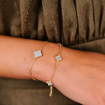 Bilde nummer 2 av Kløver armbånd i forgylt 925 sølv med perlemor