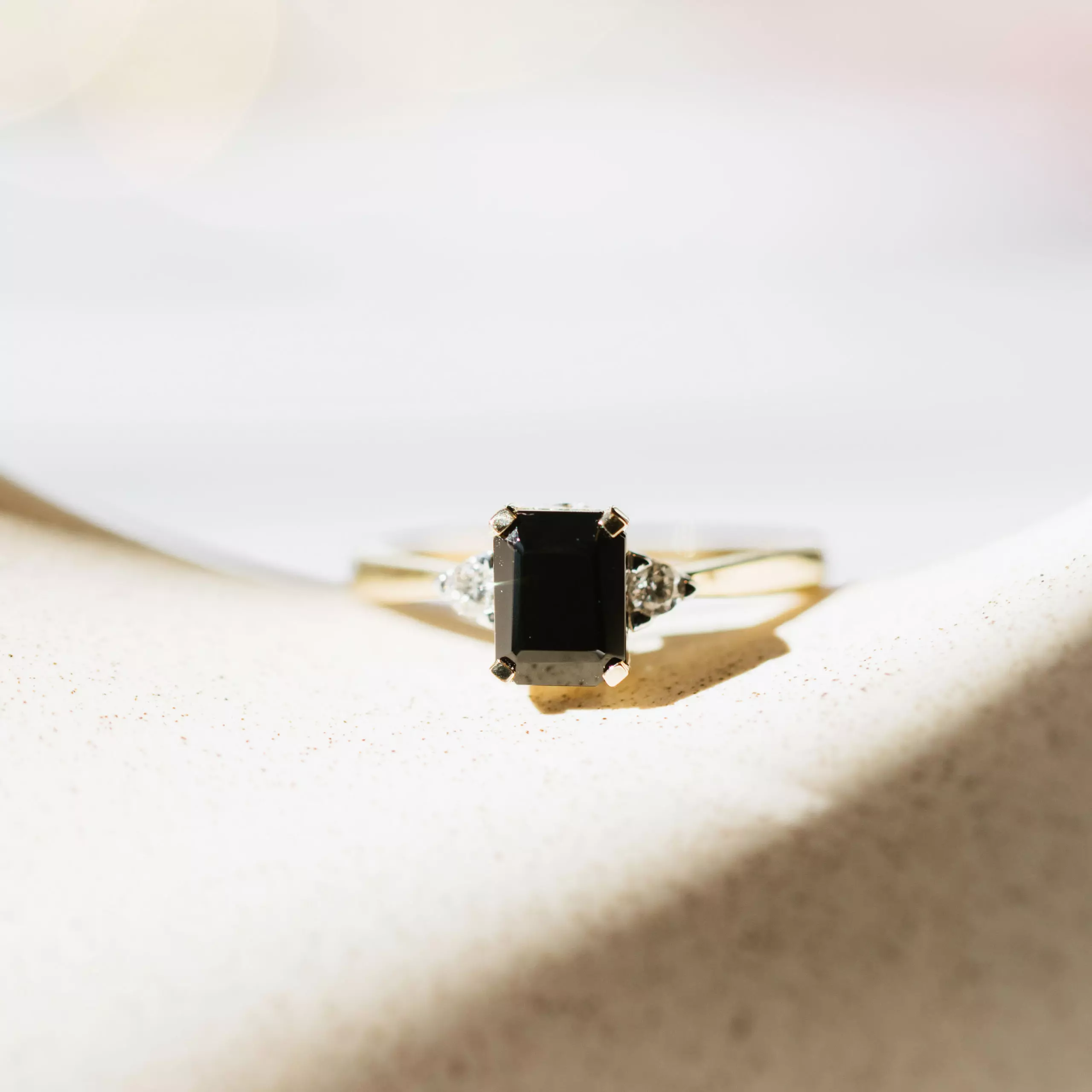 Bilde nummer 4 av Michelle diamantring i 585 gult gull med diamanter 0,10 ct og sort onyx