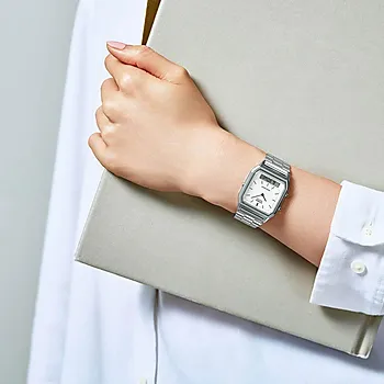 Bilde nummer 2 av Vintage klokke i stål med digital visning