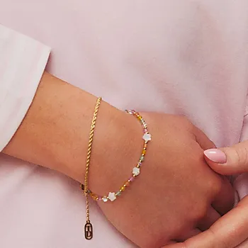 Bilde nummer 3 av Sunkisses armbånd i forgylt stål med fargerike glassperler