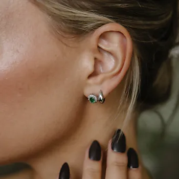 Bilde nummer 2 av Diamantøredobber i 585 hvitt gull 0,08 ct med smaragd