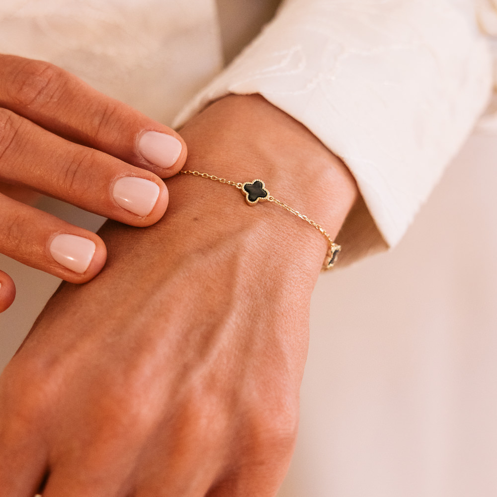 Bilde nummer 2 av Pan Jewelry, Kløver armbånd i forgylt 925 sølv med grå perlemor