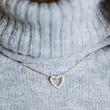 Bilde nummer 2 av Laura smykke i 585 gult gull med diamanter 0,18 ct