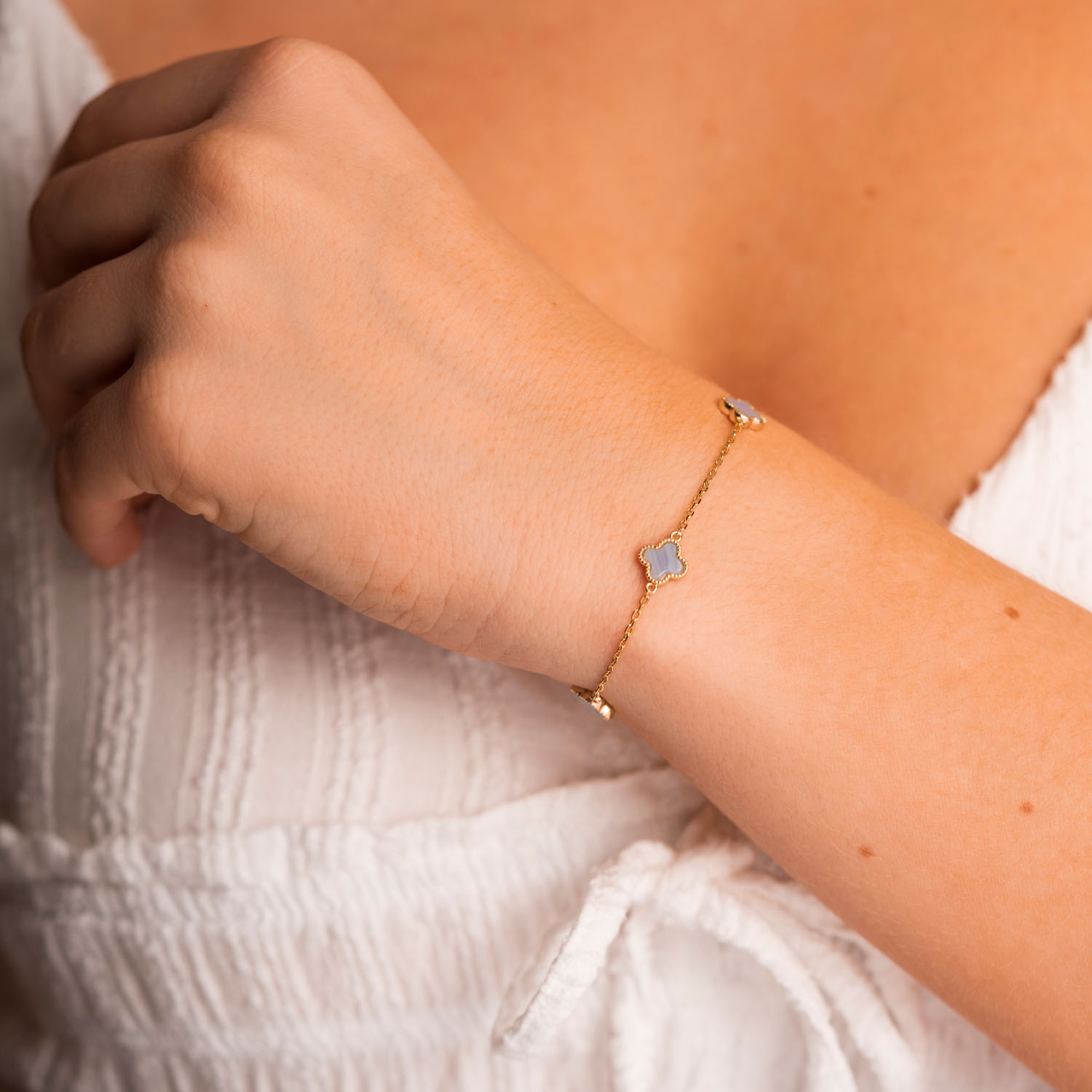 Bilde nummer 2 av Pan Jewelry, Kløver armbånd i forgylt 925 sølv med lyseblå sodalitt