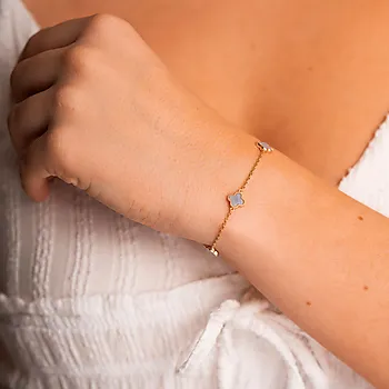 Bilde nummer 2 av Pan Jewelry, Kløver armbånd i forgylt 925 sølv med lyseblå sodalitt