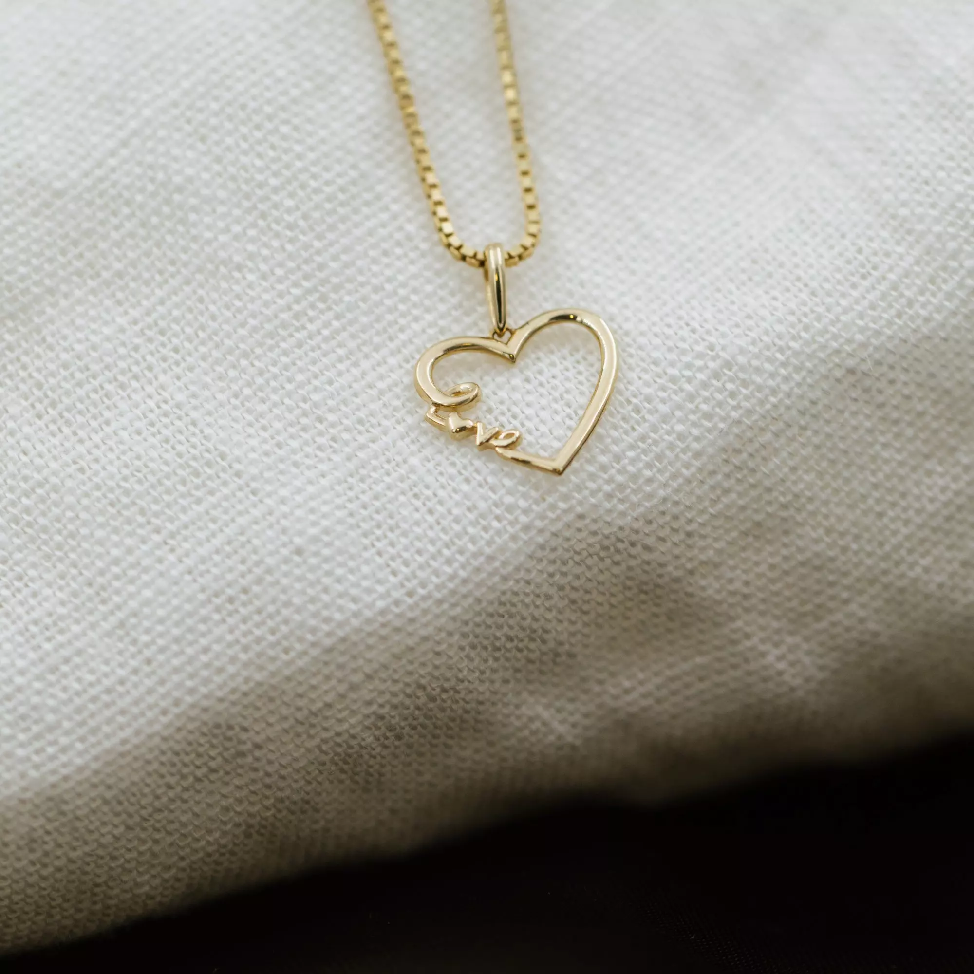 Bilde nummer 3 av Pan Jewelry, Anheng i 585 gult gull hjerte med teksten "Love"